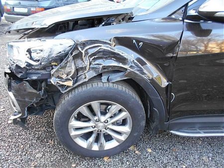 Вид сбоку разбитого Hyundai Santa Fe